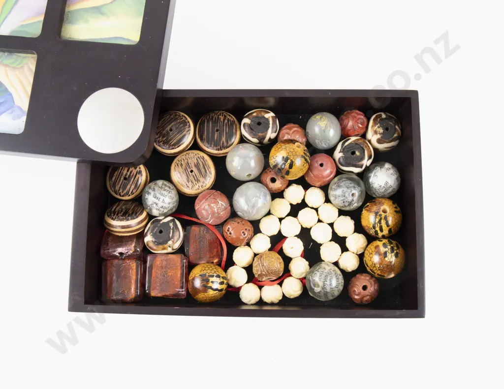 Collection of Vintage Kukui Nut and Ojime Beads with Various in Jewellery Box Image 1++