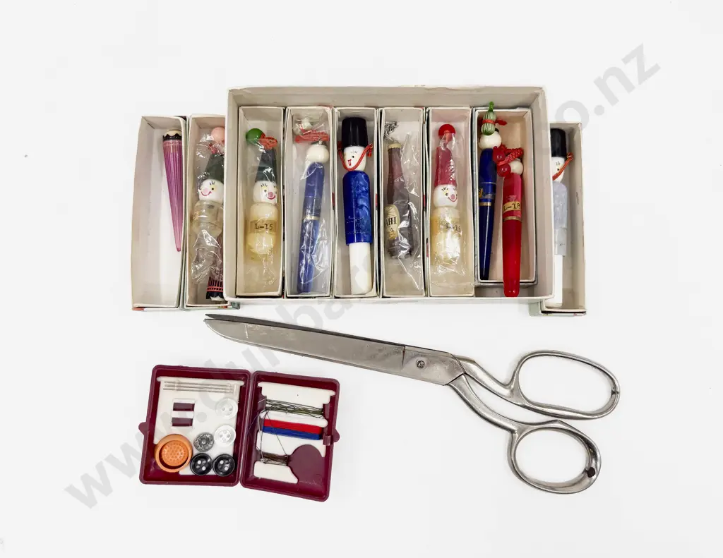 Small Qty of Assorted Novelty Pens etc Image 1++