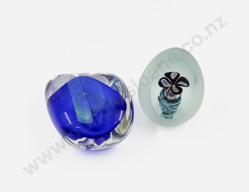 Two NZ Art Glass Paperweights Image 1++