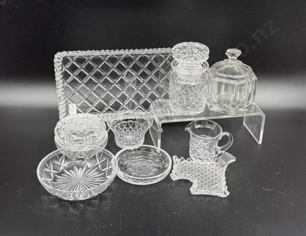Small Qty of Assorted Crystal and Glassware Image 1++