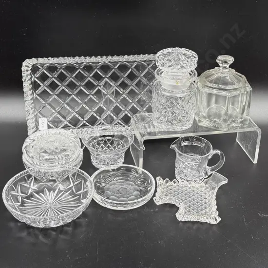 Small Qty of Assorted Crystal and Glassware
