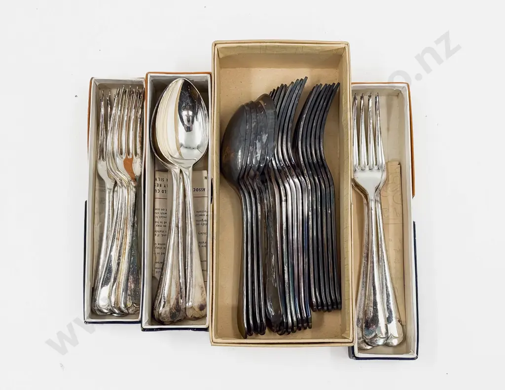 Small Qty of Assorted Boxed Cutlery Image 1++