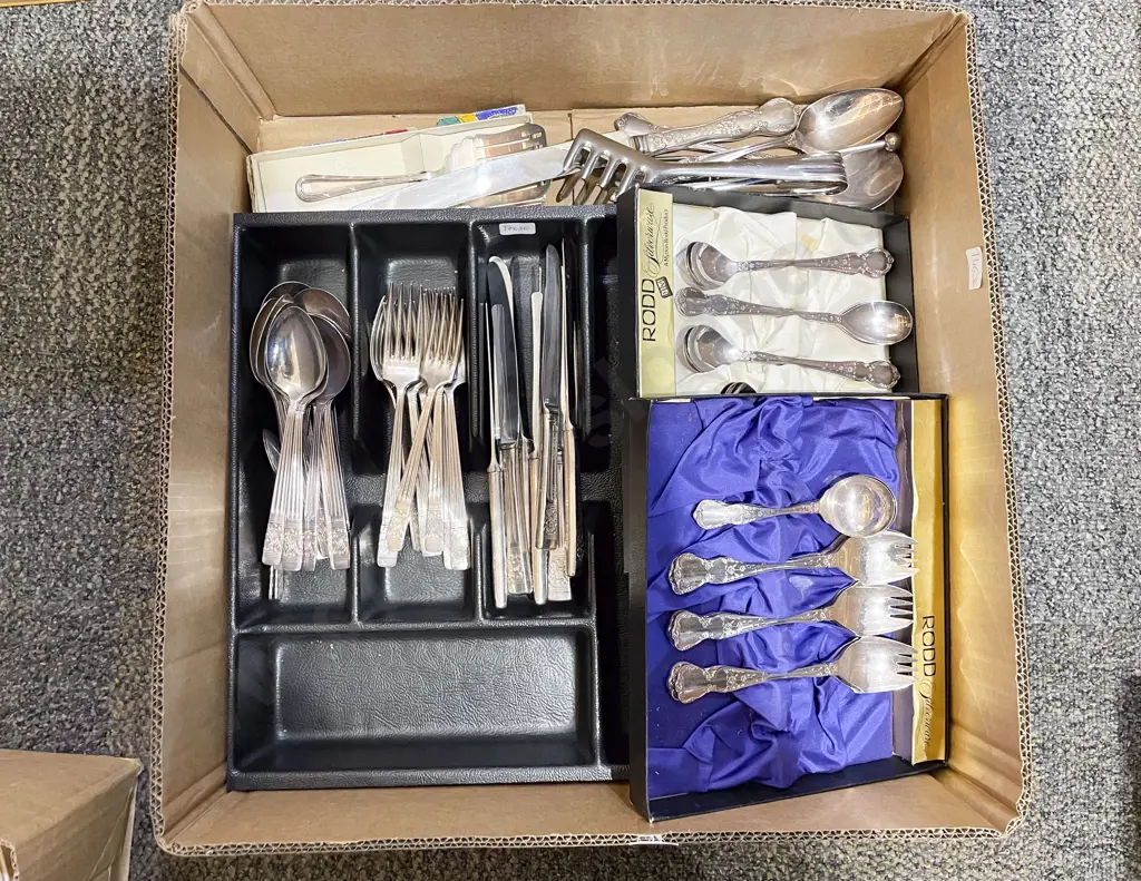 Qty of Assorted Boxed and Loose Cutlery Image 1++
