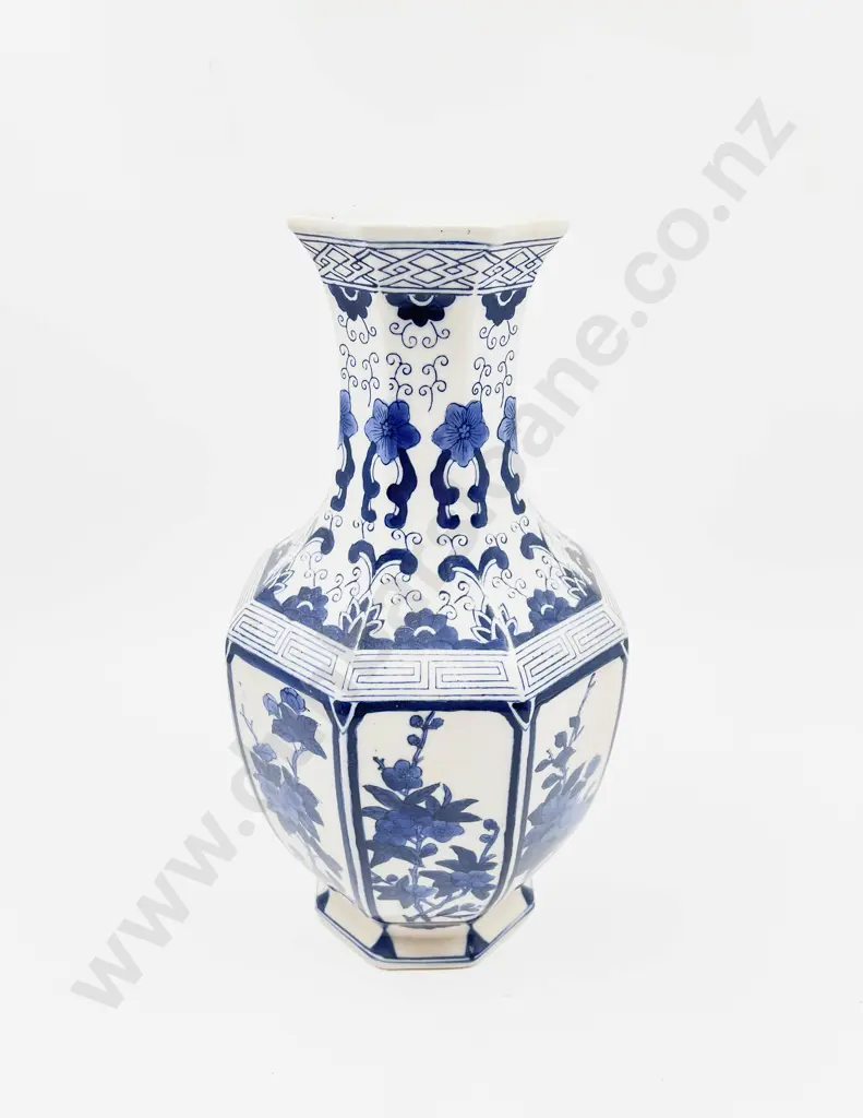 Chinese Blue and White Vase Image 1++