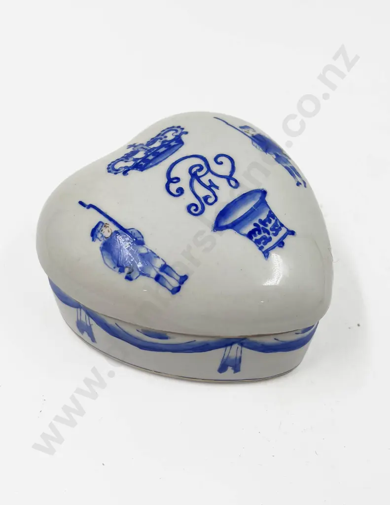 Chinese Blue and White Heart Shaped Trinket Box Image 1++