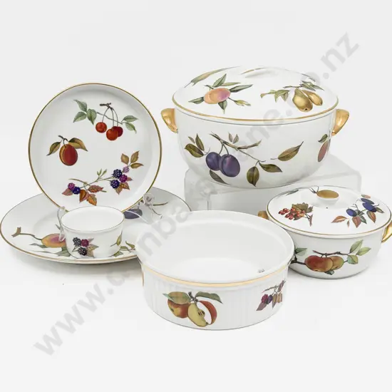 Quantity of Assorted Royal Worcester Evesham Pattern