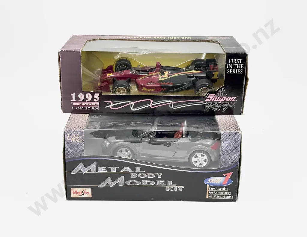 Boxed Maisto 1:24 Model Kit Completed and Snap-on Racing Indy Car Image 1++