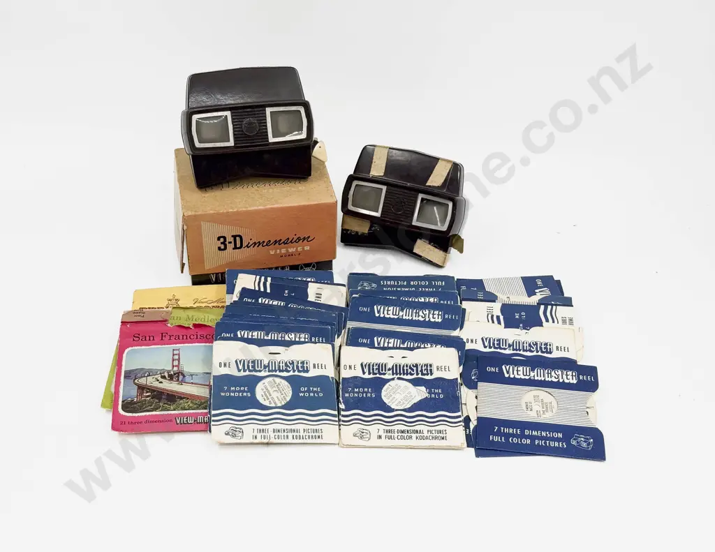 Vintage Boxed and Unboxed View Masters with Assorted Reels Image 1++