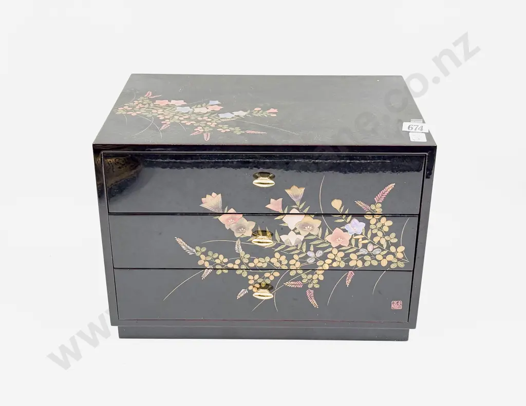 Lacquered Three Drawer Jewellery Chest Image 1++