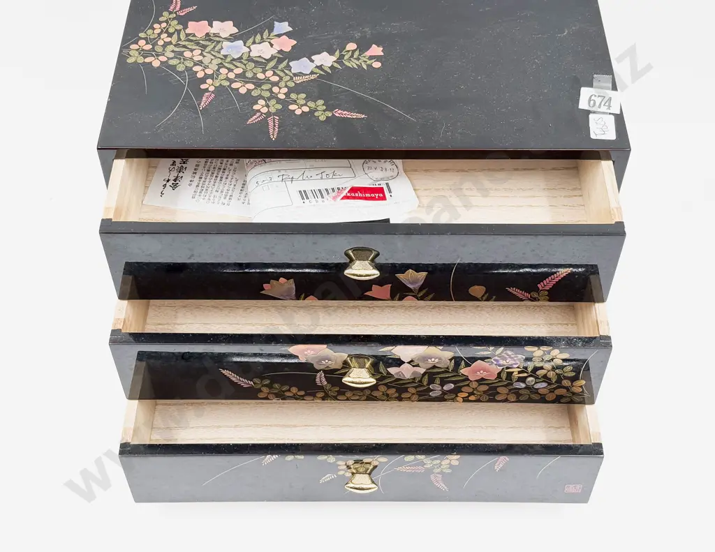 Lacquered Three Drawer Jewellery Chest Image 1++