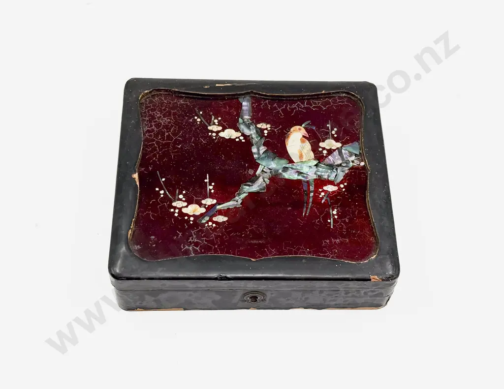 Small Lacquered Jewellery Box Image 1++