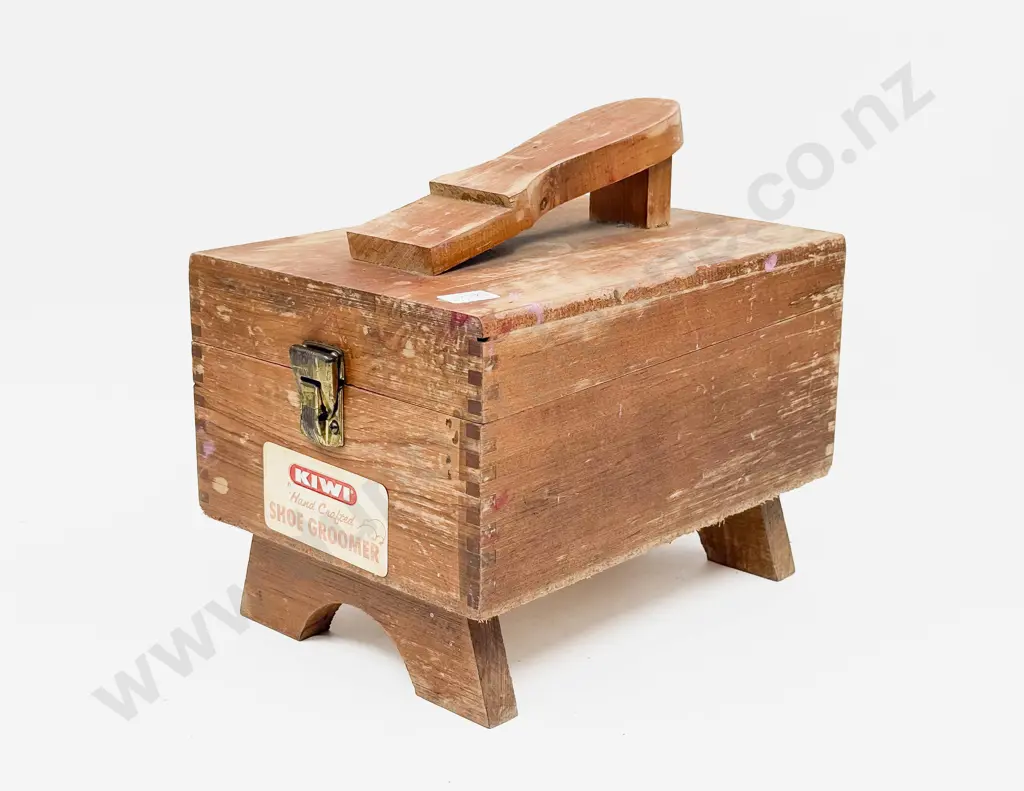 Vintage Kiwi Shoe Groomer Box Image 1++