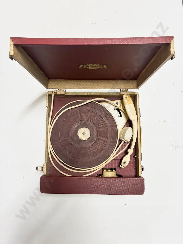 Vintage Table Top Record Player & Assorted Vinyl Records Image 1++
