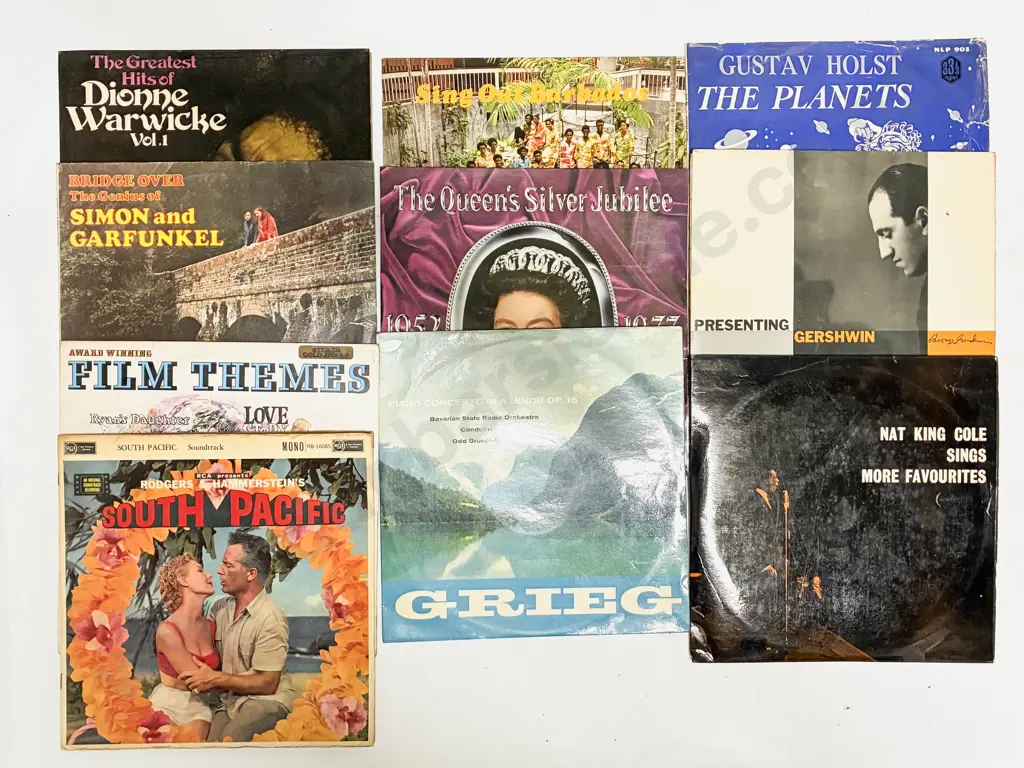 Vintage Table Top Record Player & Assorted Vinyl Records Image 1++