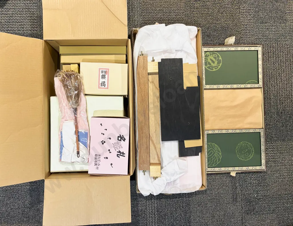 Large Qty of Assorted "As New" Japanese Ornaments incl Easel & Table Screen Image 1++