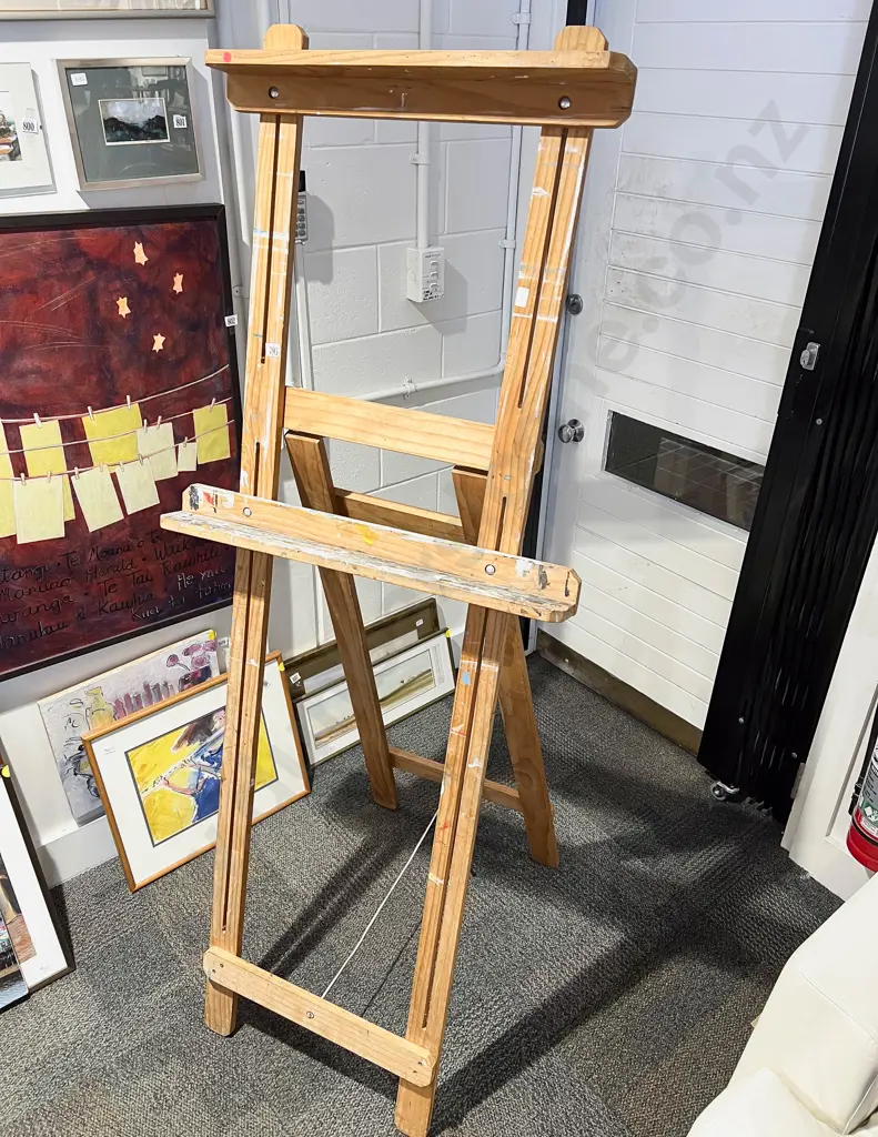 Artist's Easel Image 1++