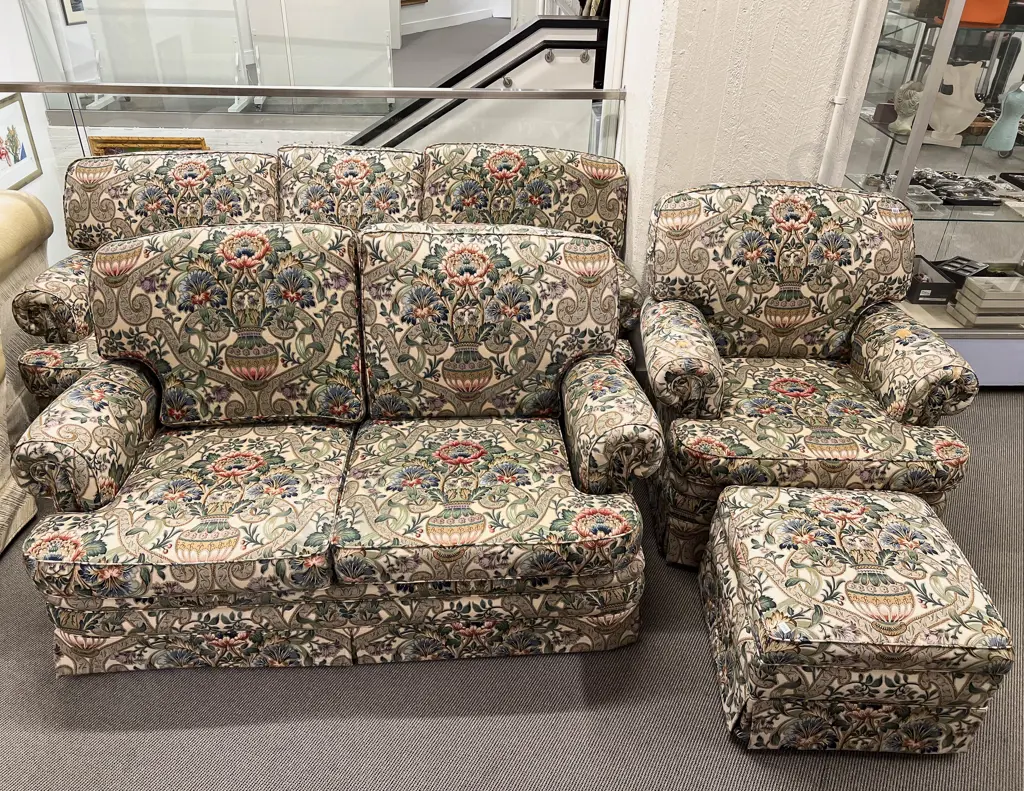 Good Quality Three Piece Upholstered Floral Chintz Lounge Suite & Matching Ottoman Image 1++