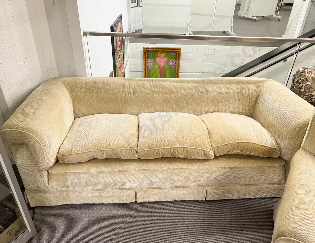 Good Quality Three Piece Upholstered Chesterfield Style Lounge Suite Image 1++