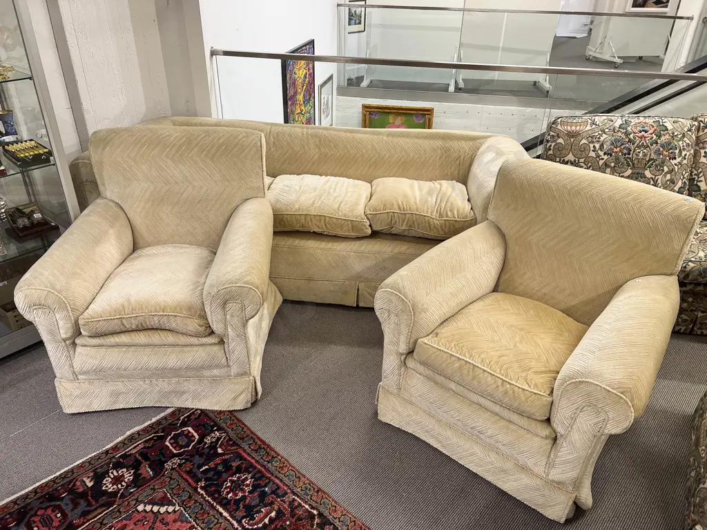 Good Quality Three Piece Upholstered Chesterfield Style Lounge Suite Image 1++