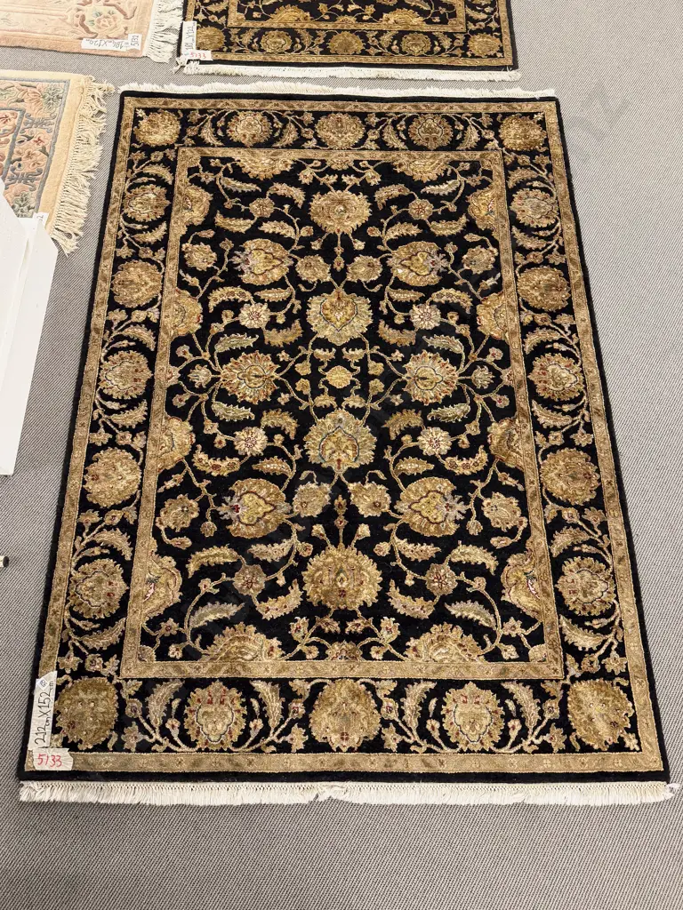 Modern Decorative Floor Rug with Allover Floral Motif Image 1++