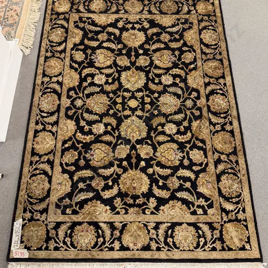 Modern Decorative Floor Rug with Allover Floral Motif