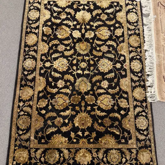Modern Decorative Floor Rug with Allover Floral Motif