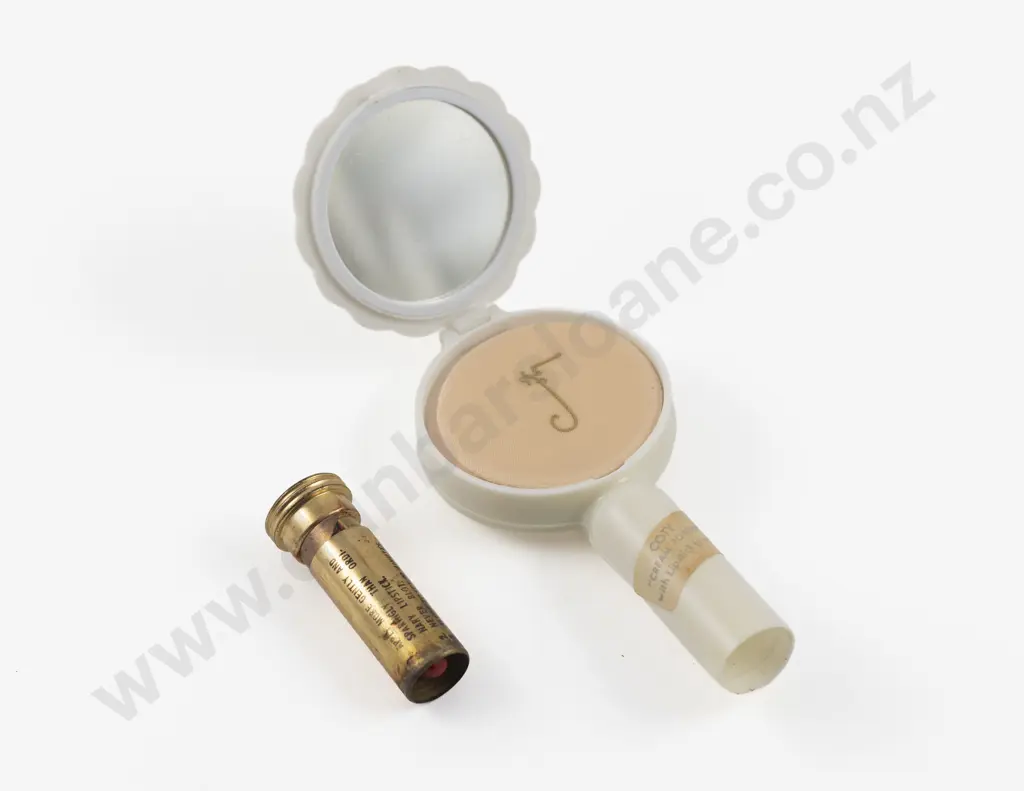 1930s Coty Naturelle Parisienne Powder and Lipstick Compact Image 1++