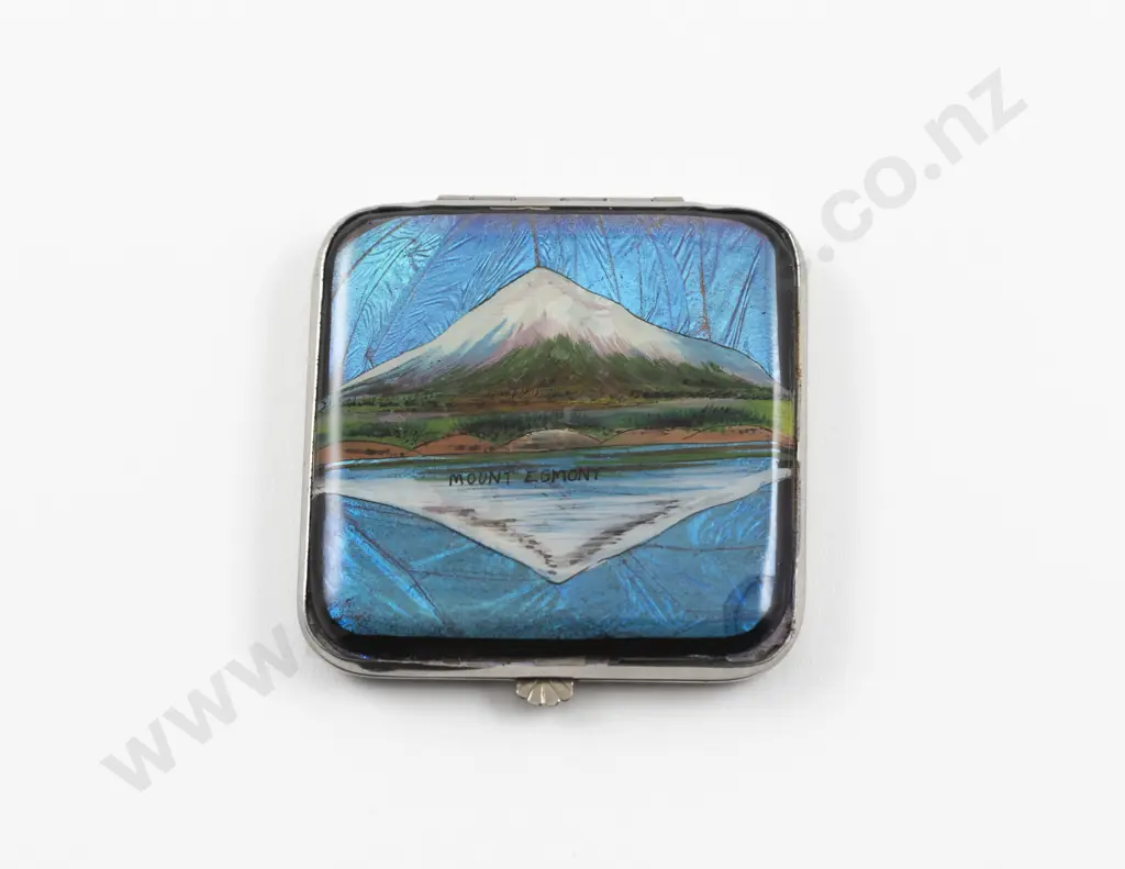 1930s Gwenda Butterfly Wing Scenic Mount Egmont Powder Compact Image 1++