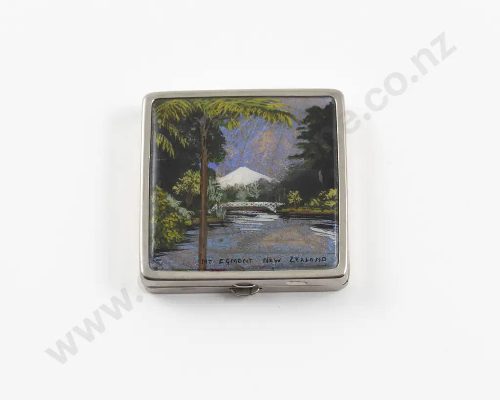 1930s Gwenda Butterfly Wing Scenic Mount Egmont Powder Compact Image 1++