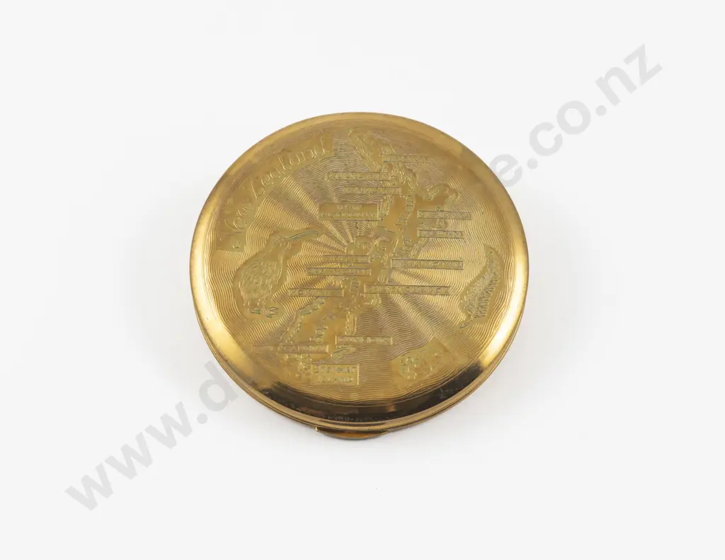 Vintage Kigu of London Gold Plated Map of New Zealand Souvenir Powder Compact Image 1++