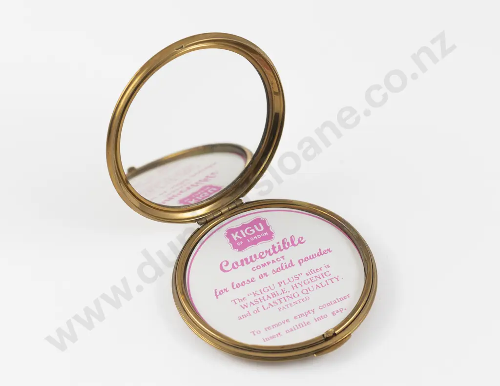 Vintage Kigu of London Gold Plated Map of New Zealand Souvenir Powder Compact Image 1++