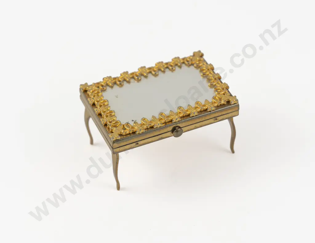 1950s Wadsworth Vanity Table Powder Compact Image 1++