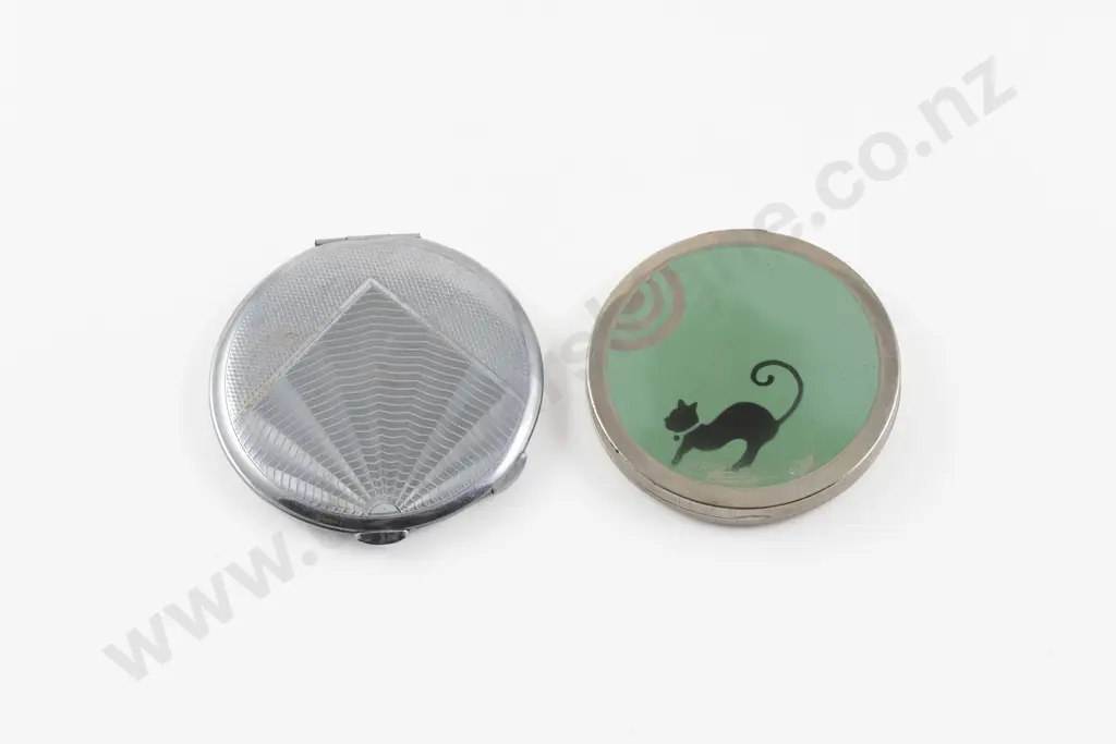 1930 - 1940s Engraved Circular Powder Compact Image 1++