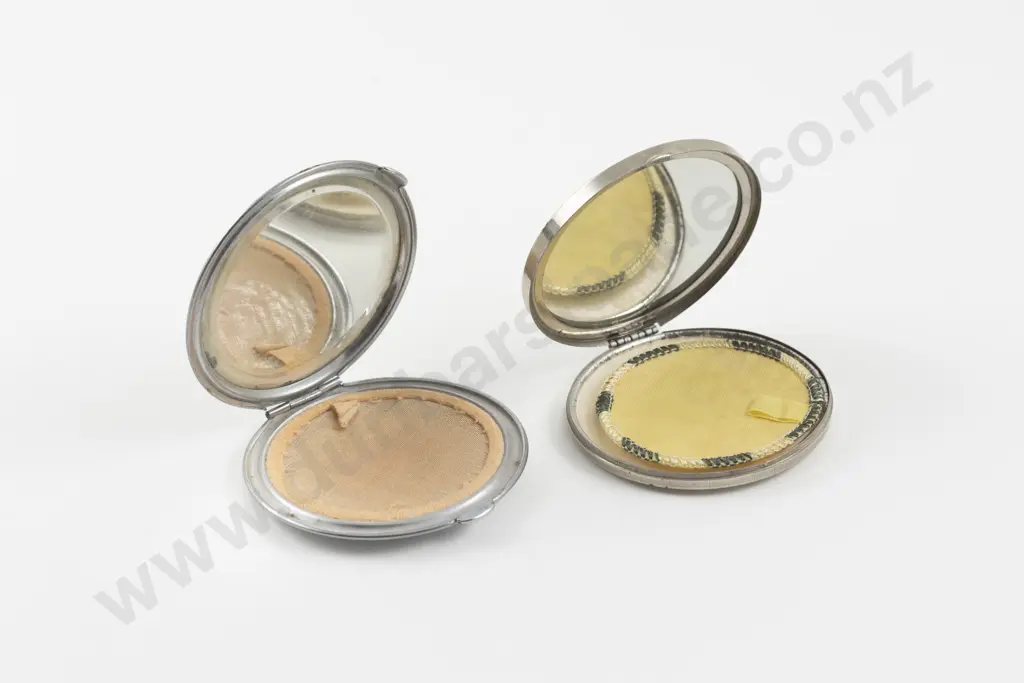 1930 - 1940s Engraved Circular Powder Compact Image 1++