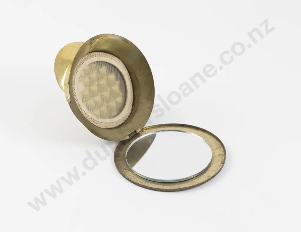 1940s WWII US Military 'Sweetheart' Cap Powder Compact Image 1++
