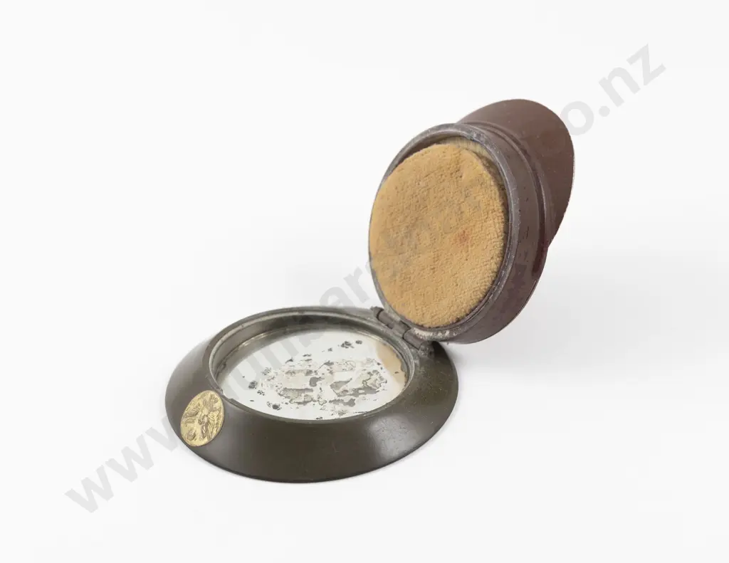 1940s WWII US Army Office 'Sweetheart' Cap Powder Compact Image 1++
