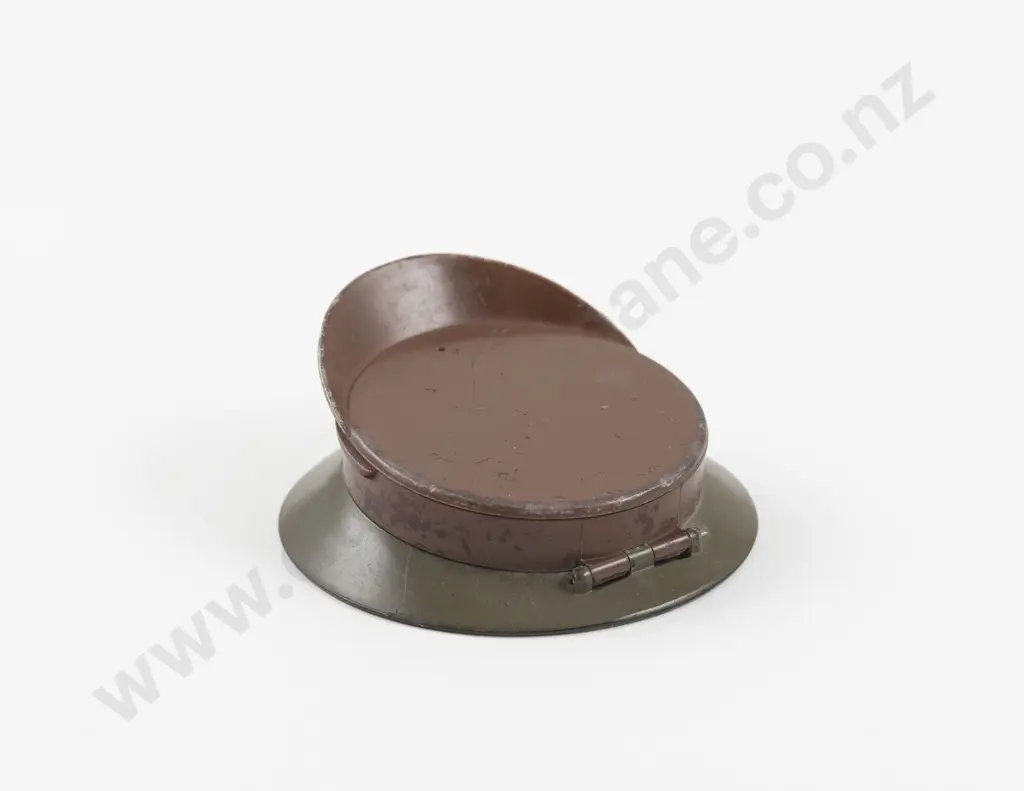 1940s WWII US Army Office 'Sweetheart' Cap Powder Compact Image 1++