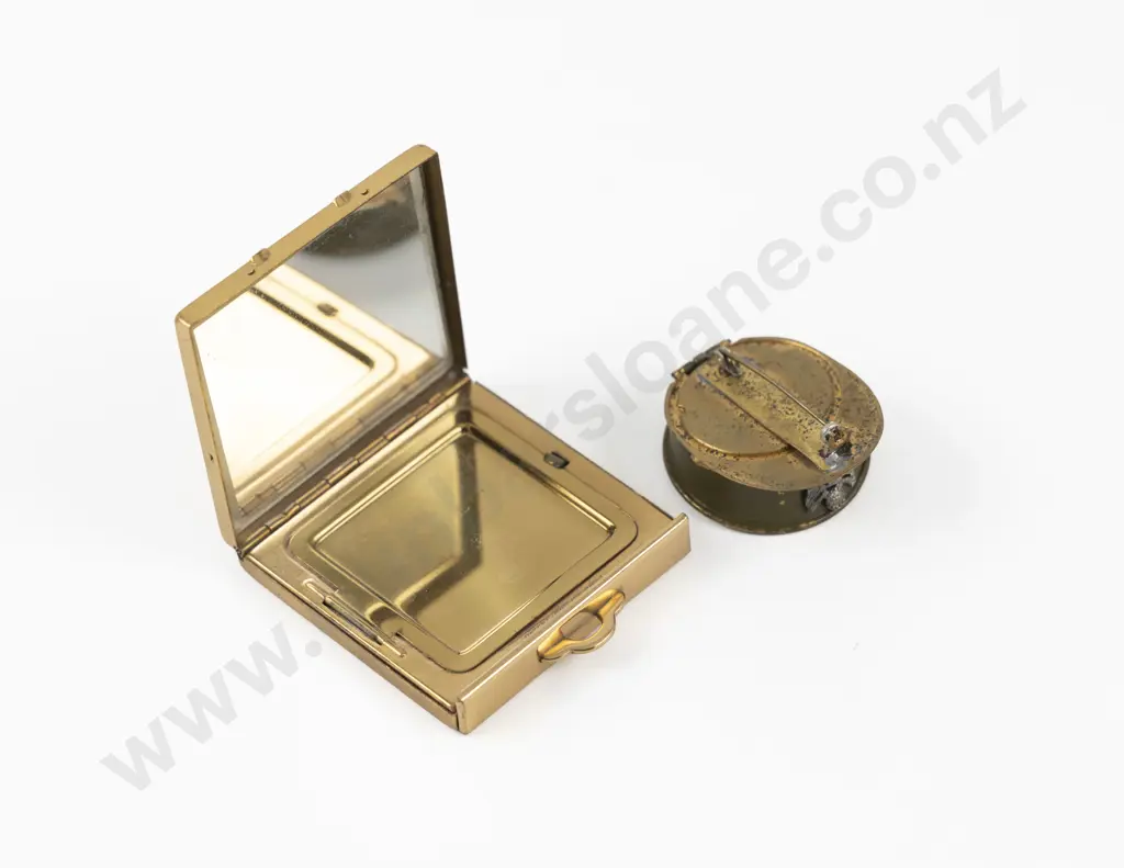 1940s Volupte (American) Gold Plated WWII 'Sweetheart' Military Powder Compact Image 1++