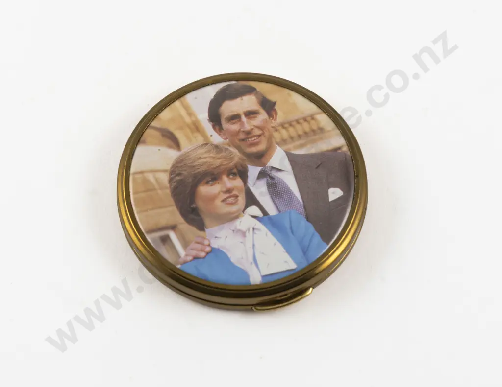 Vintage Mascot (British) Royal Wedding Commemorative Powder Compact Image 1++