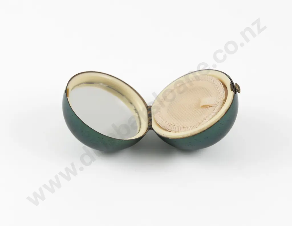 1940s Henriette (America) Metallic Green Bauble Powder Compact Image 1++