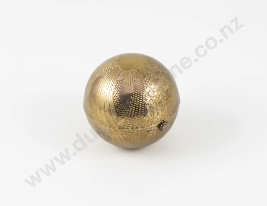 1940s Henriette (America) Gold Plated Engraved Floral Bauble Powder Compact Image 1++