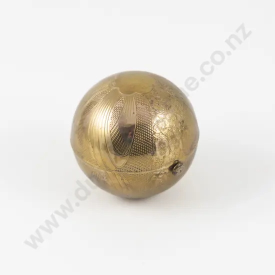 1940s Henriette (America) Gold Plated Engraved Floral Bauble Powder Compact
