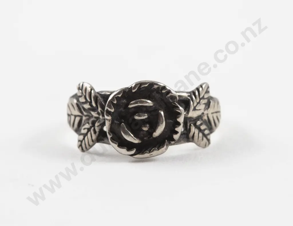 S/S Fancy Floral Design Band Ring Image 1++