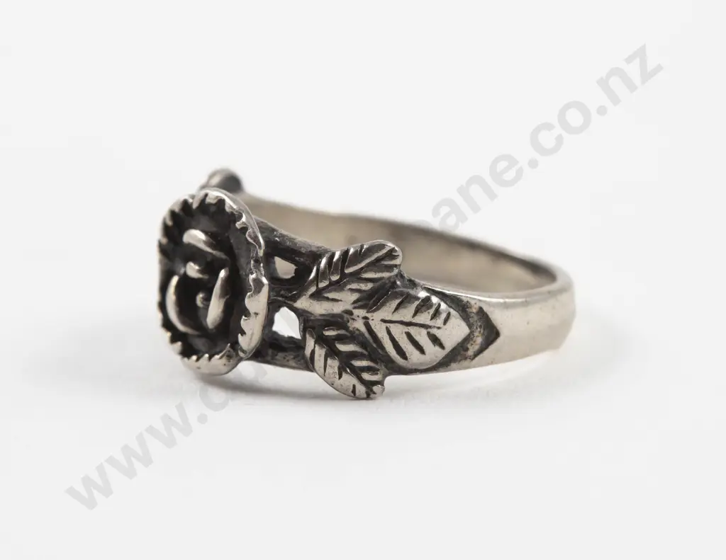 S/S Fancy Floral Design Band Ring Image 1++