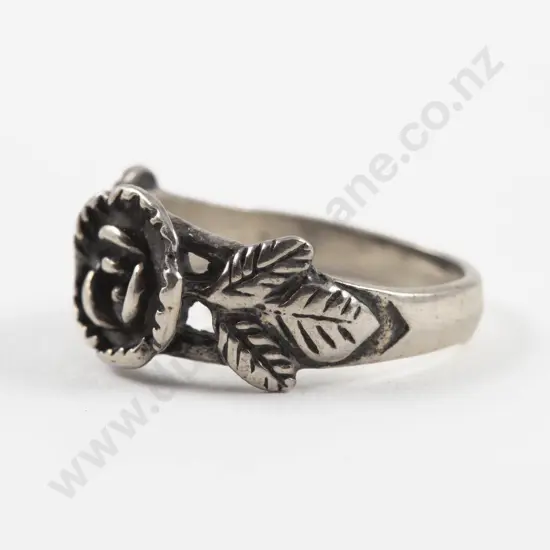 S/S Fancy Floral Design Band Ring