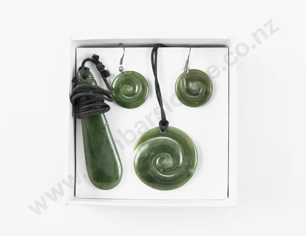 Collection of Assorted NZ Greenstone Jewellery Image 1++