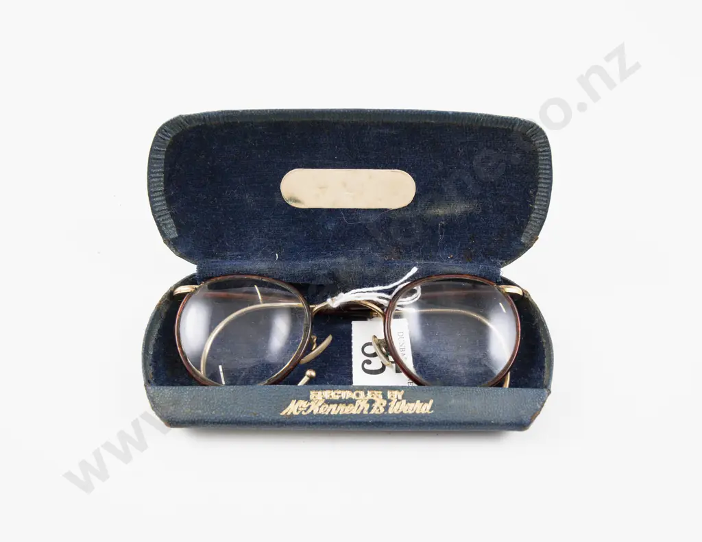 Antique Spectacles in Case Image 1++