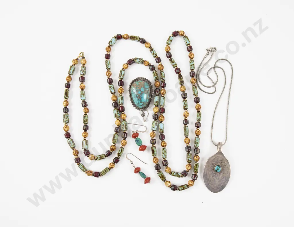 Single Strand Mottled Turquoise and Glass Bead Necklace Image 1++
