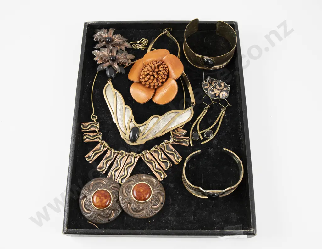 Collection of Assorted Costume Jewellery Image 1++