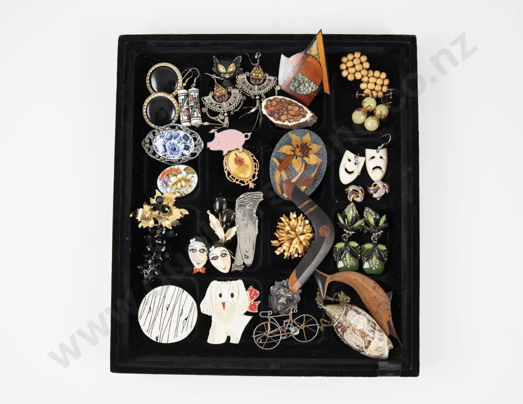 Collection of Assorted Costume Jewellery Image 1++